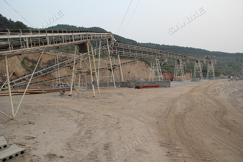 碎石生產(chǎn)線應(yīng)該選擇固定式還是移動(dòng)式？